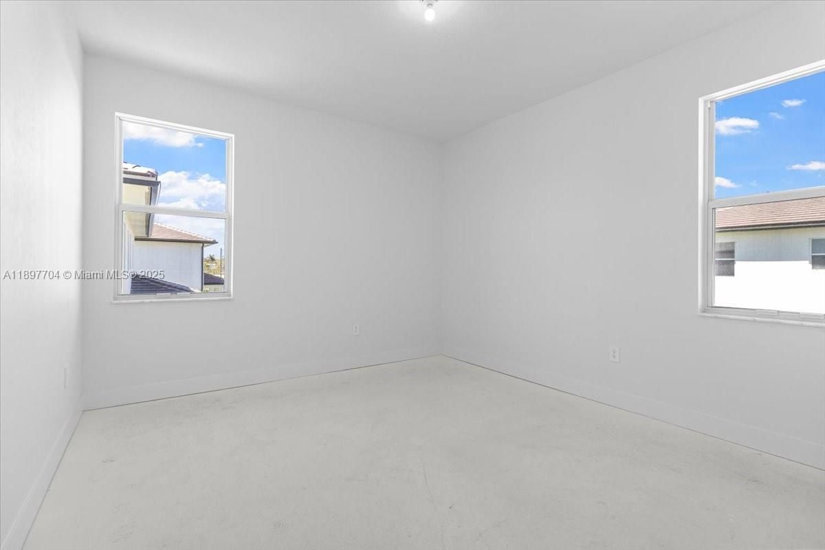 Empty room, Interior