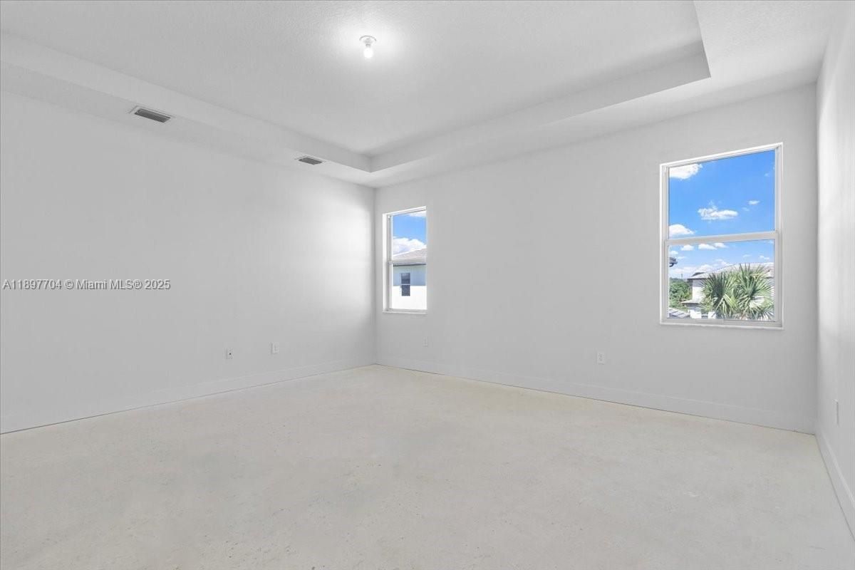 Empty room, Interior