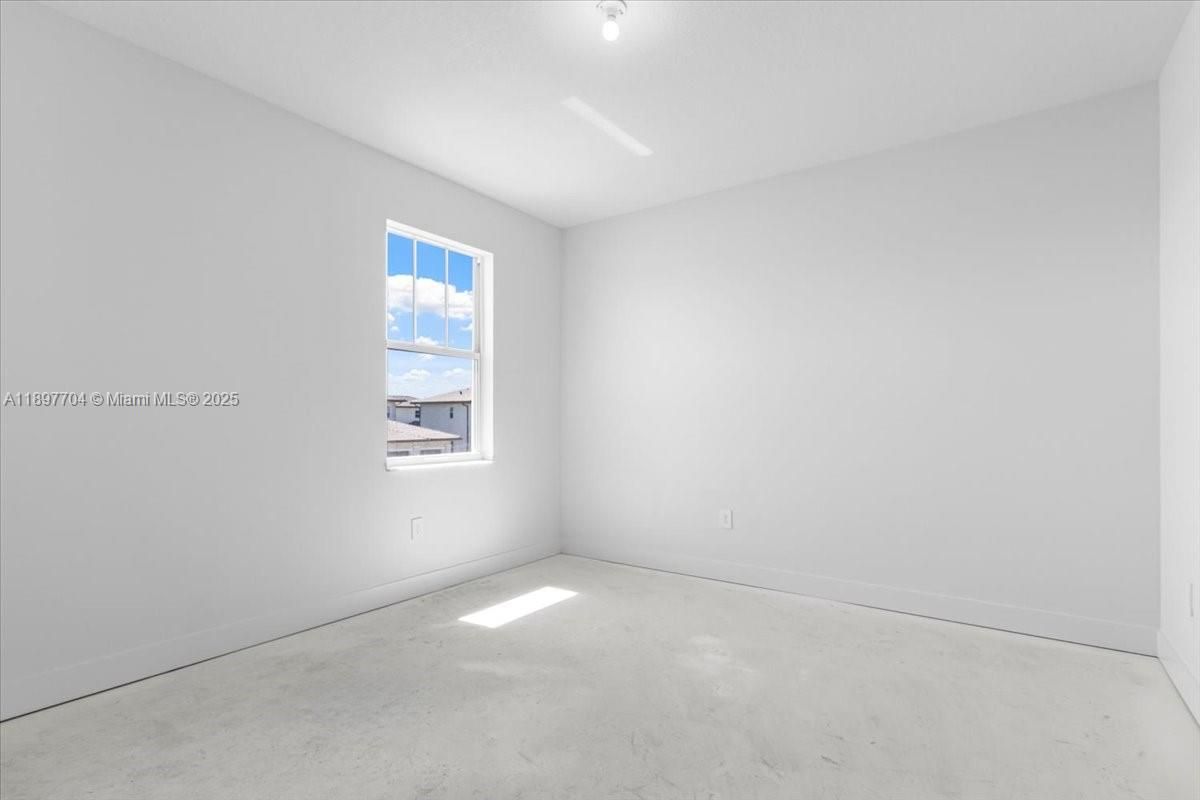 Empty room, Interior