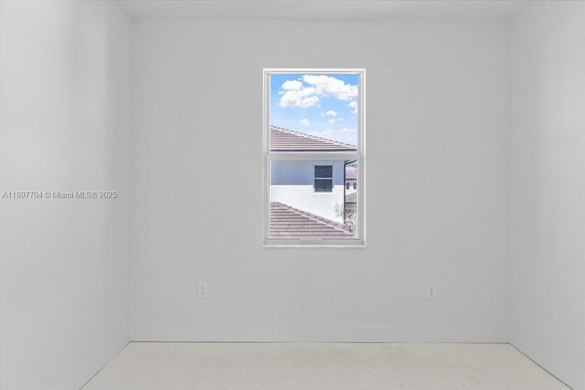 Empty room, Interior