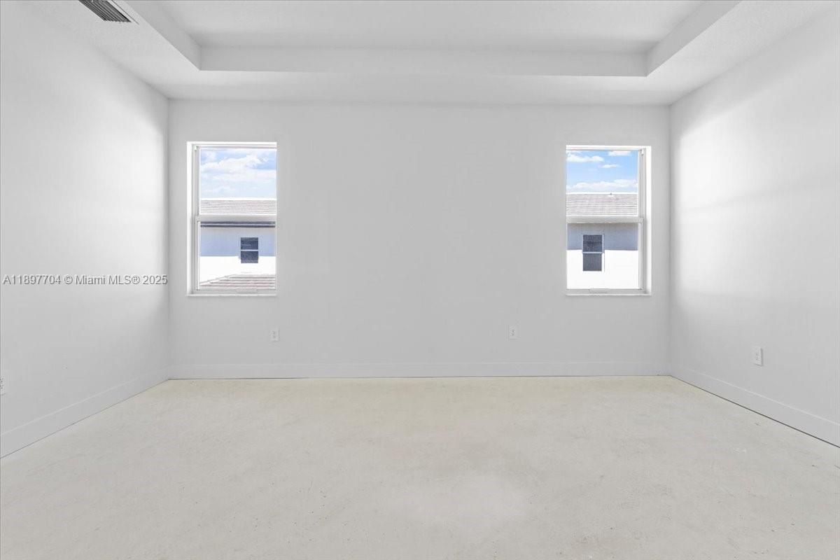 Empty room, Interior