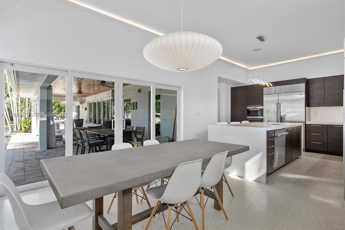 Dining room, Interior, Kitchen, Pendant Lights, Stainless Steel Appliances