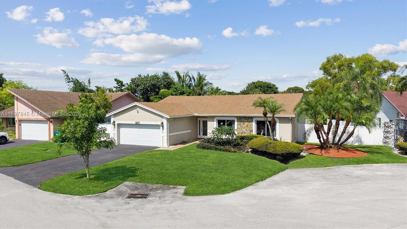 Attached, Exterior, Facade, Ranch