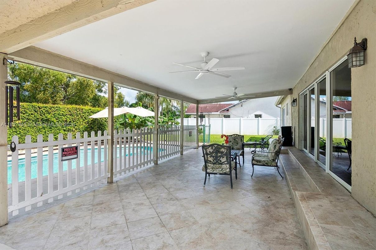 Interior, Pool, Sun Room