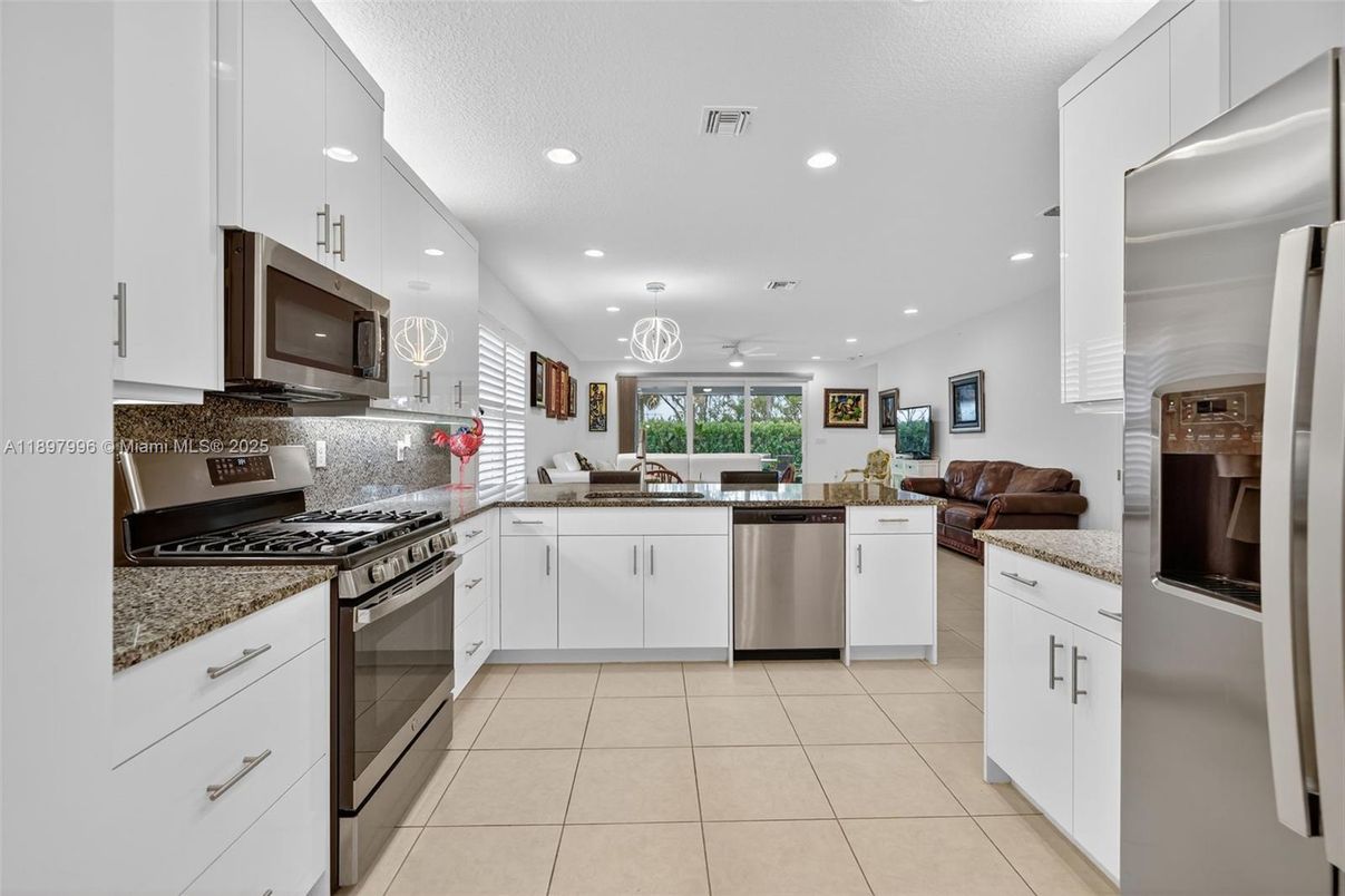 Dining room, Interior, Kitchen, Pendant Lights, Recessed Lighting, Stainless Steel Appliances