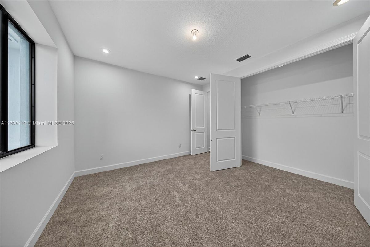 Empty room, Interior, Recessed Lighting, Walk-in Closets