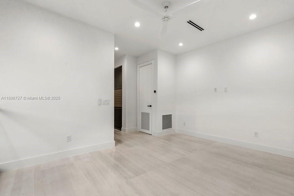 Empty room, Interior, Recessed Lighting