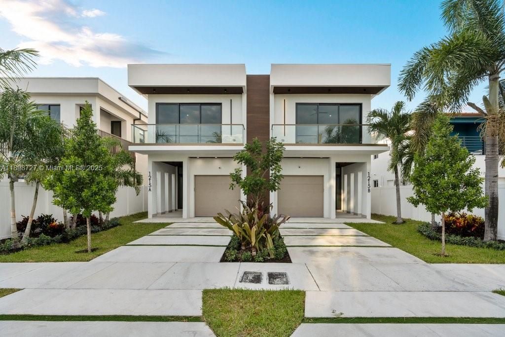 Attached, Exterior, Facade, Modern