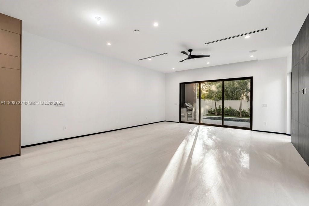 Empty room, Interior, Recessed Lighting