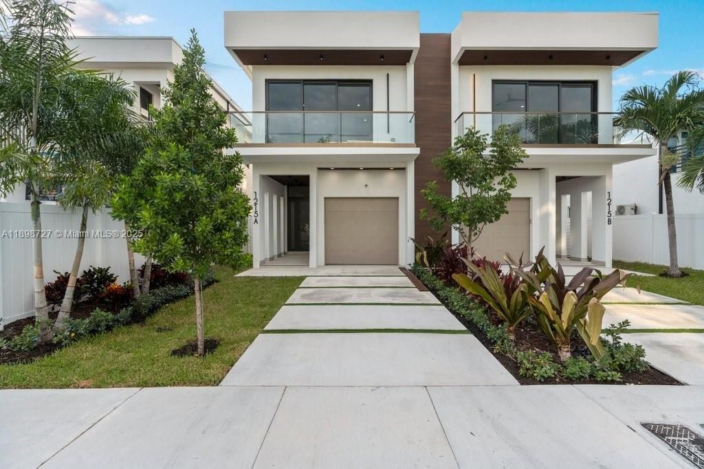 Attached, Exterior, Facade, Modern