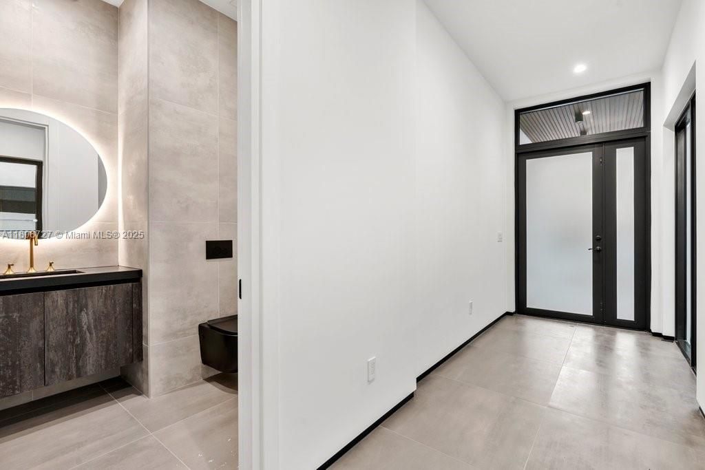 Bathroom, Interior, Recessed Lighting