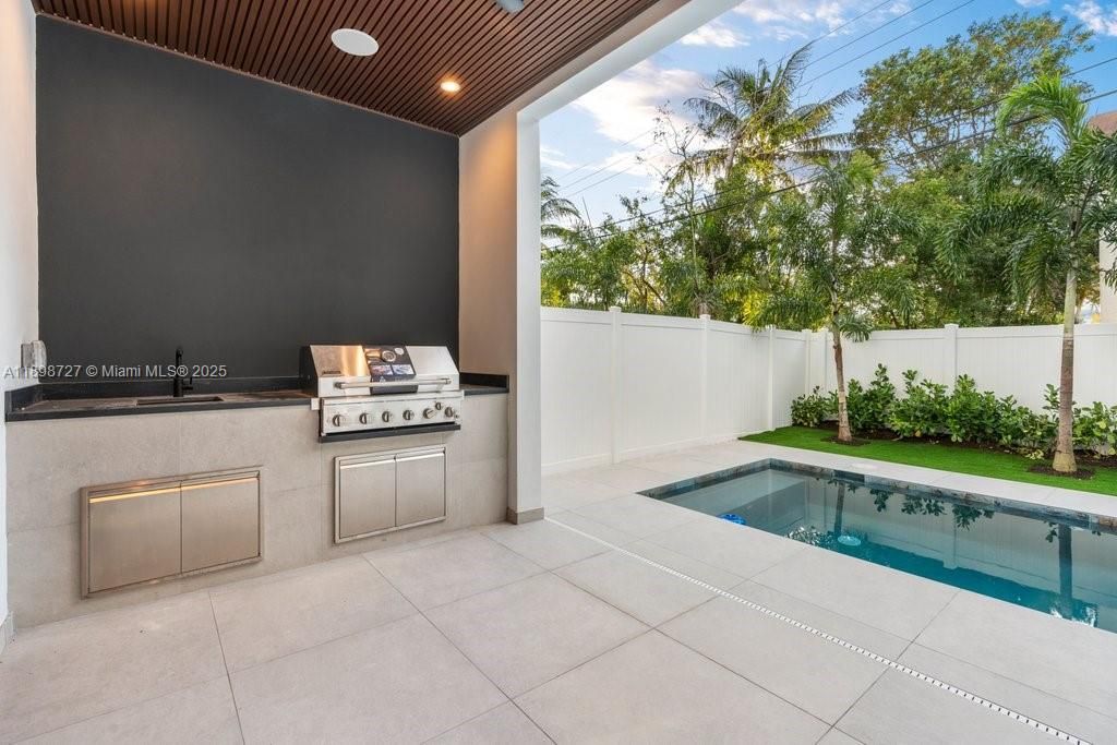 Exterior, Outdoor Kitchen, Pool