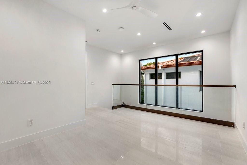 Empty room, Interior, Recessed Lighting