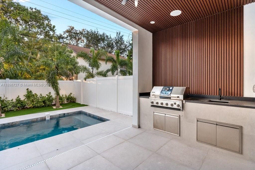Exterior, Outdoor Kitchen, Pool