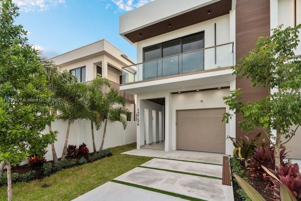 Attached, Exterior, Facade, Modern