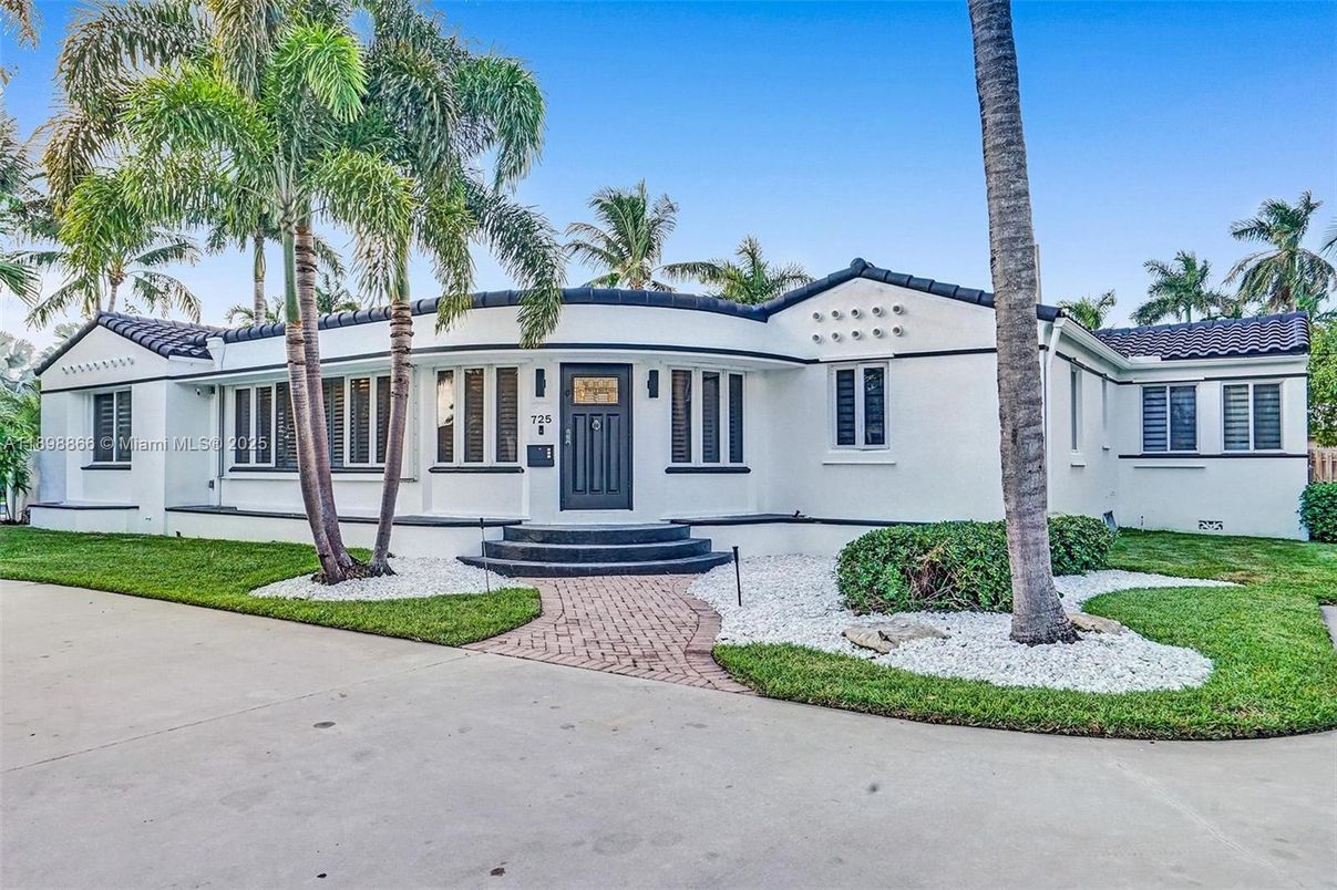 Exterior, Facade, Ranch