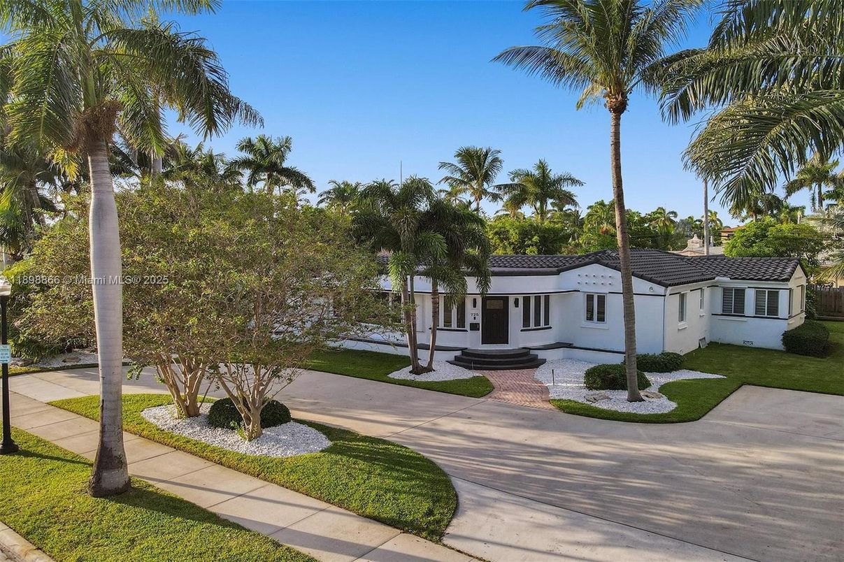 Exterior, Facade, Spanish Mediterranean