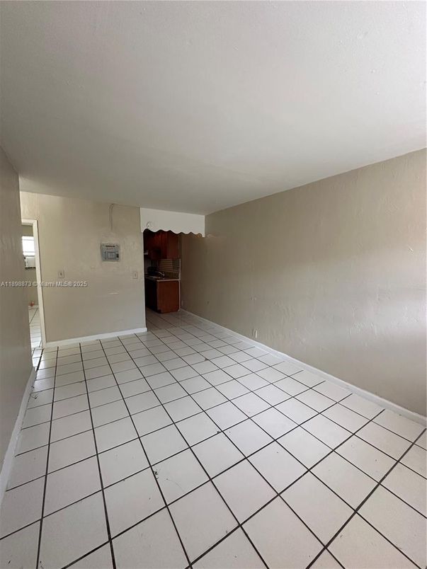 Empty room, Interior