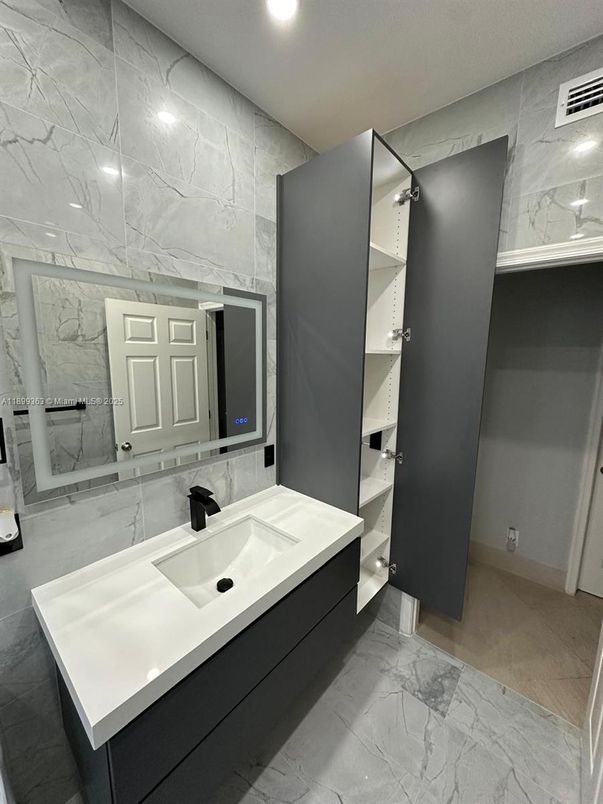 Bathroom, Interior, Marble, Marble Walls, Recessed Lighting
