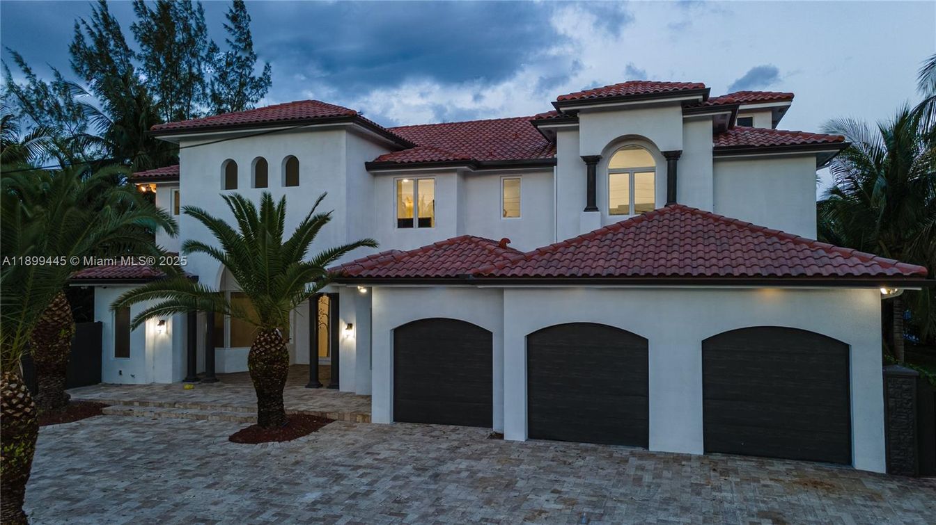 Attached, Exterior, Facade, Mediterranean