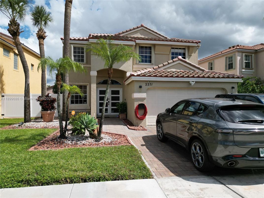 Attached, Exterior, Facade, Mediterranean