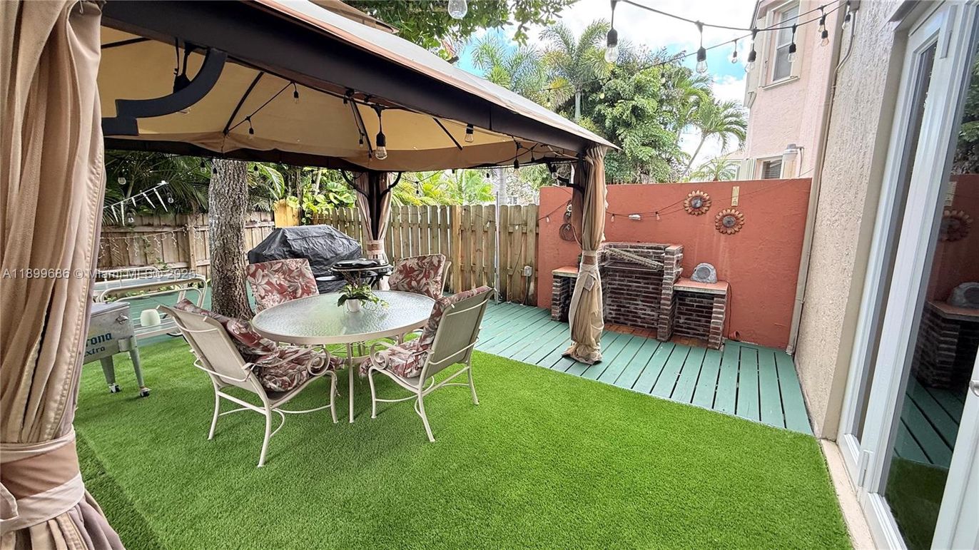 Backyard, Exterior, Outdoor Kitchen