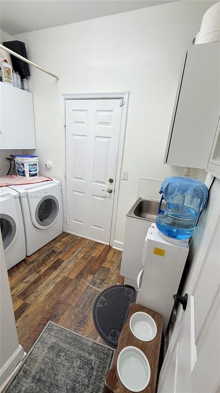 Interior, Washer, Wood Texture Flooring