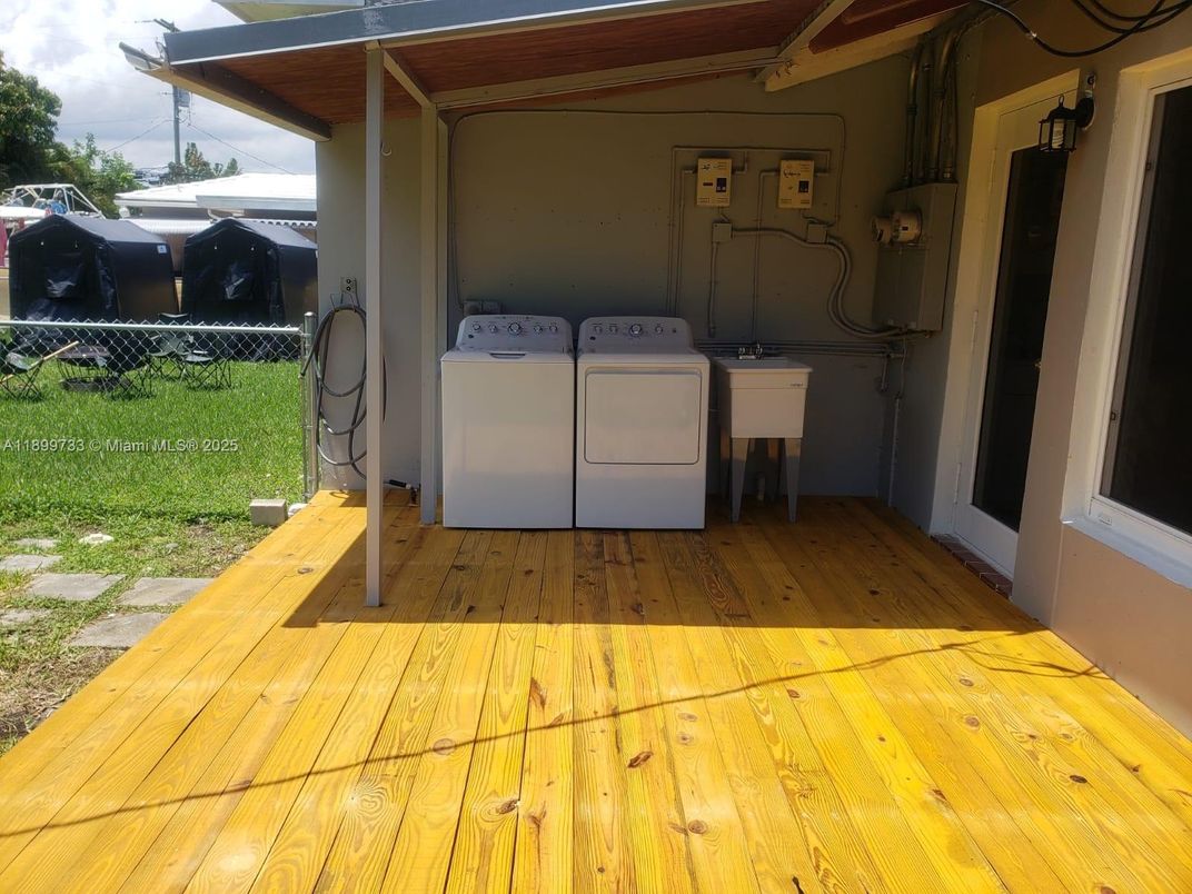 Exterior, Washer, Wood Texture Flooring