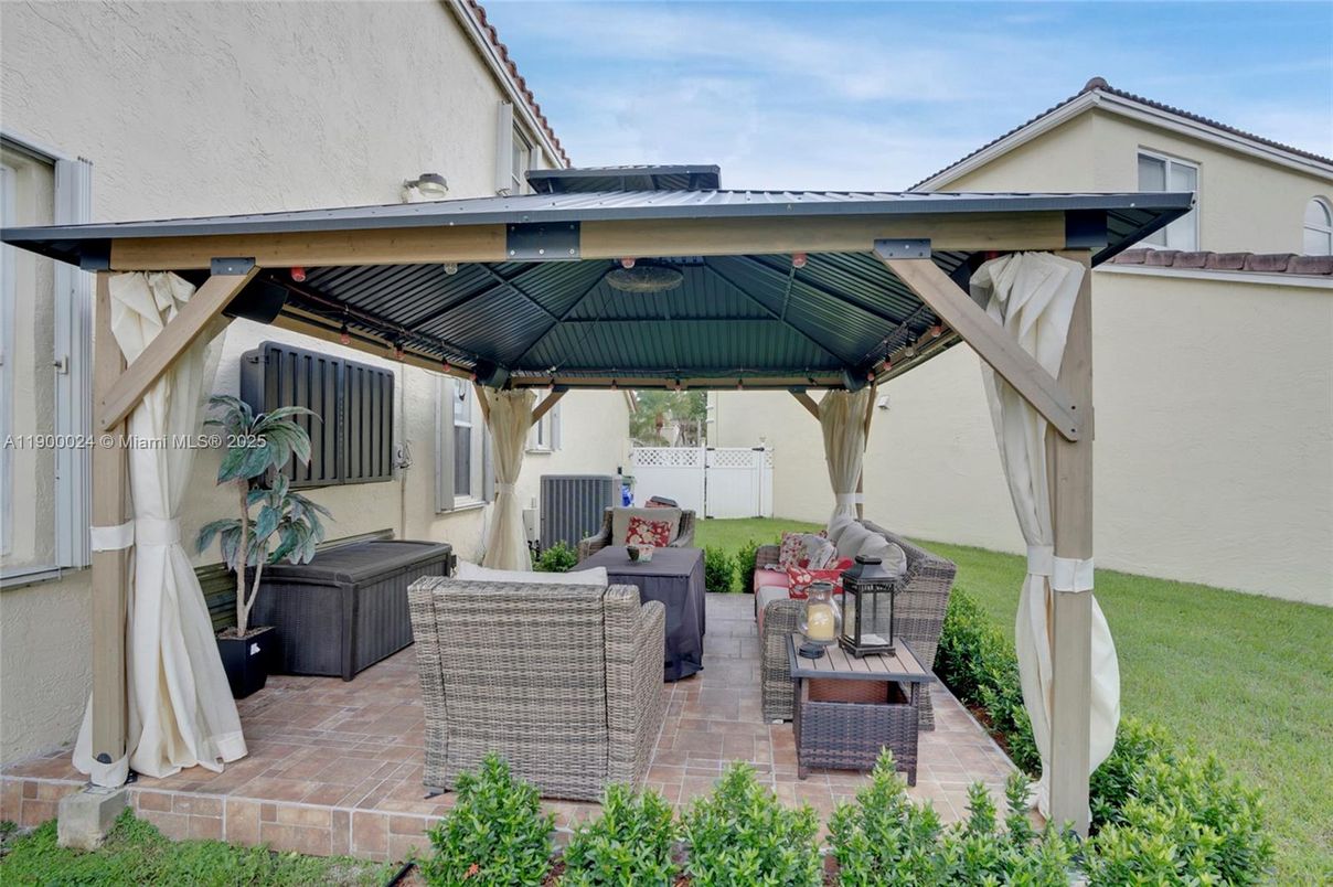 Exterior, Outdoor Kitchen