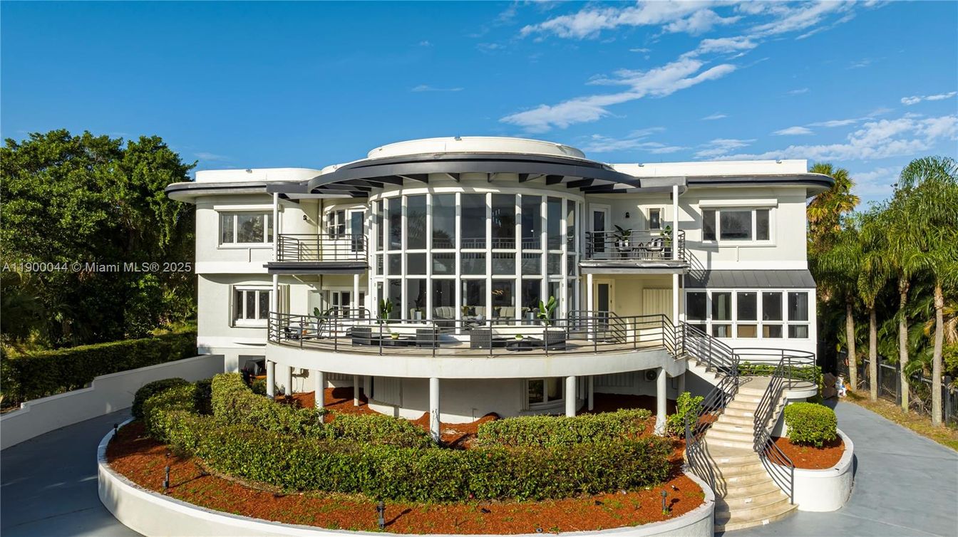 Exterior, Facade, Modern