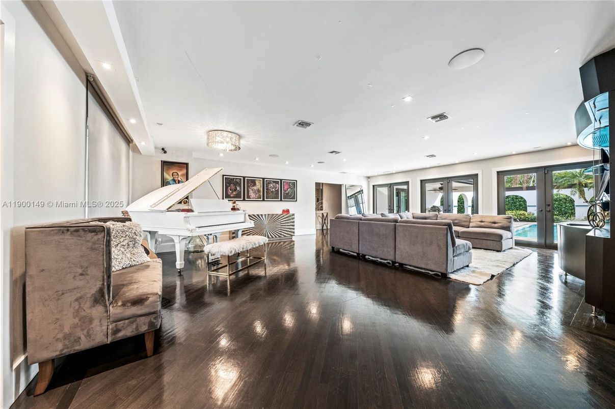 Interior, Living room, Piano, Recessed Lighting, Wood Texture Flooring