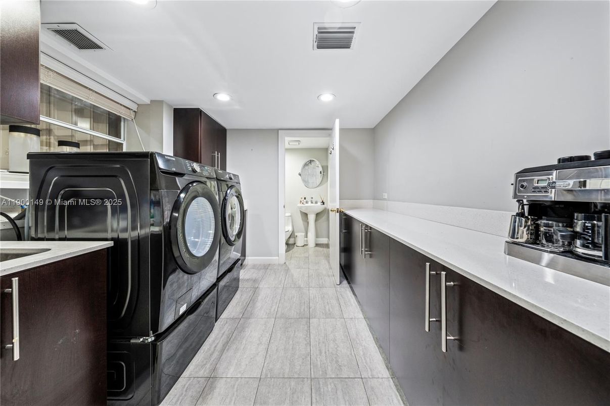 Interior, Kitchen, Recessed Lighting, Washer