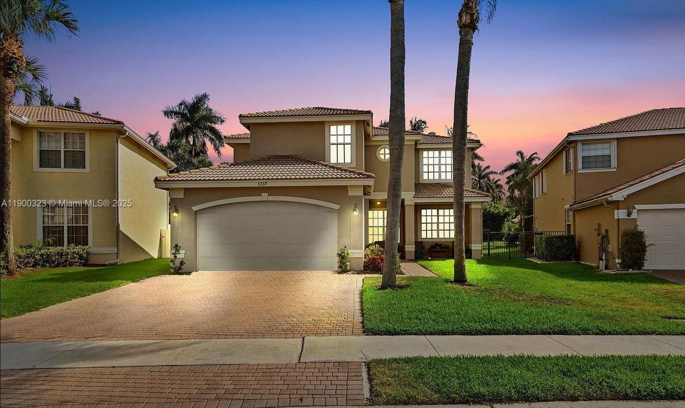 Attached, Exterior, Facade, Mediterranean