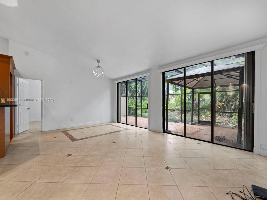 Empty room, Interior