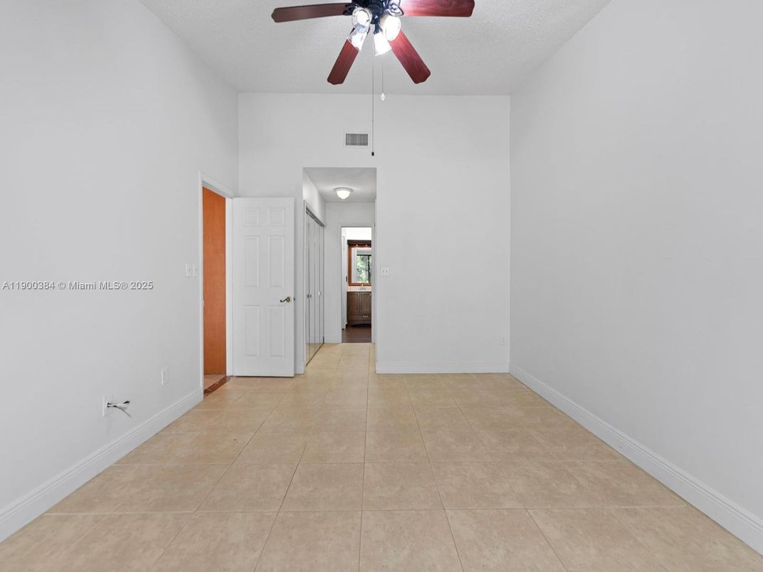 Empty room, Interior