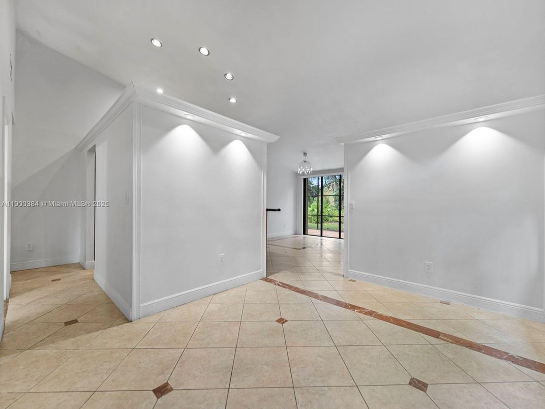 Empty room, Interior, Recessed Lighting