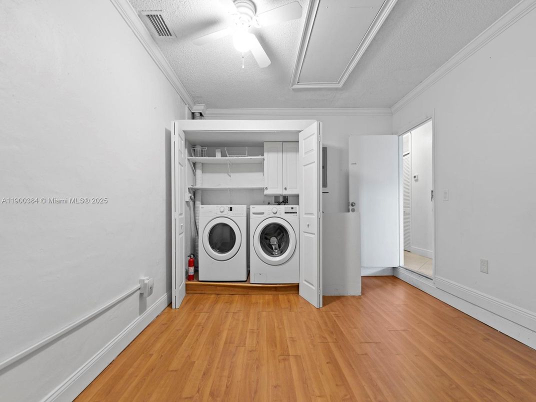 Interior, Utility Closets, Washer, Wood Texture Flooring