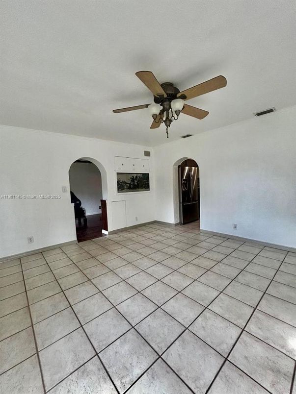 Empty room, Interior