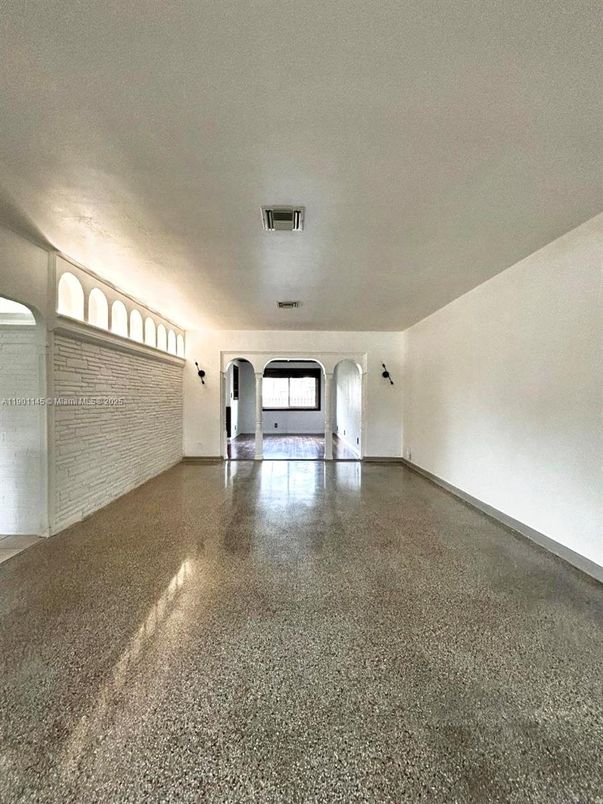 Empty room, Interior