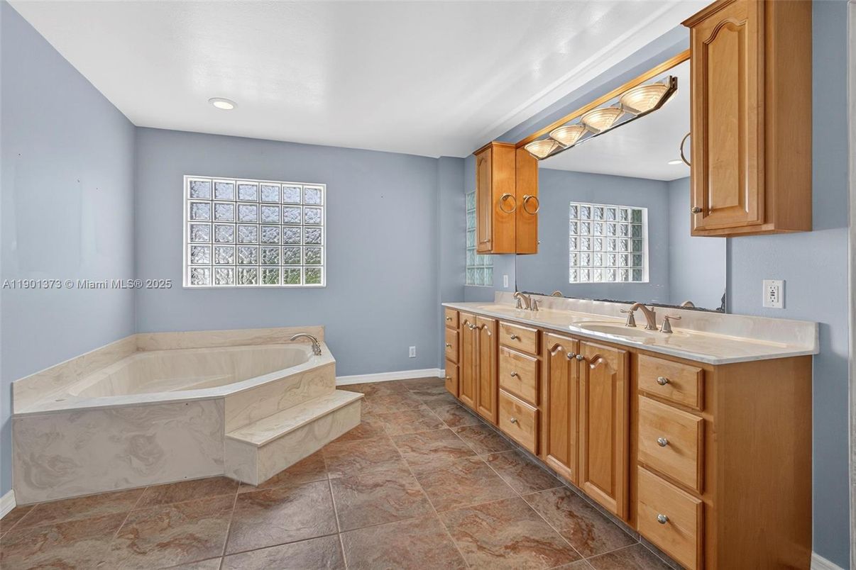 Bathroom, Dual Sink Vanities, Interior, Recessed Lighting