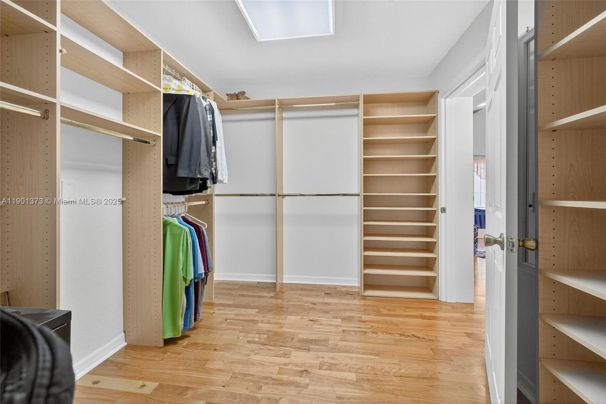 Interior, Walk-in Closets, Wood Texture Flooring