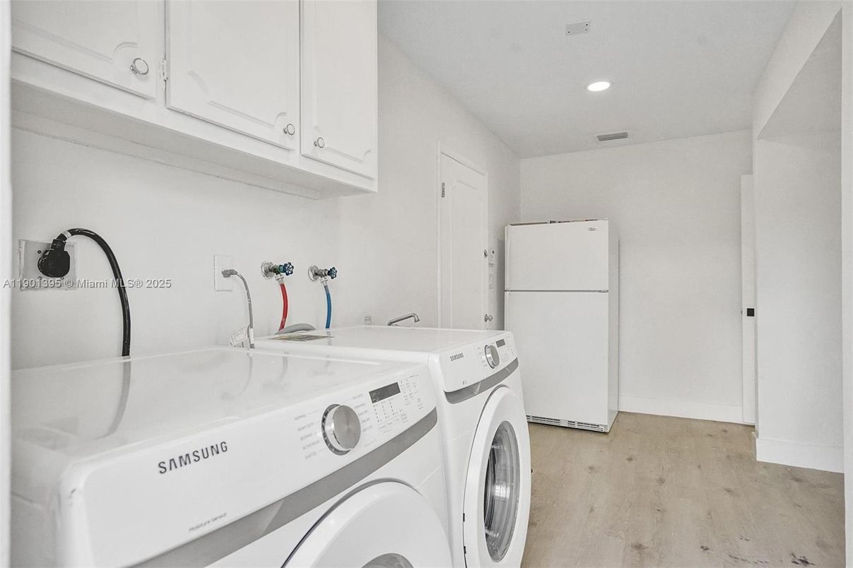 Interior, Recessed Lighting, Washer, Wood Texture Flooring