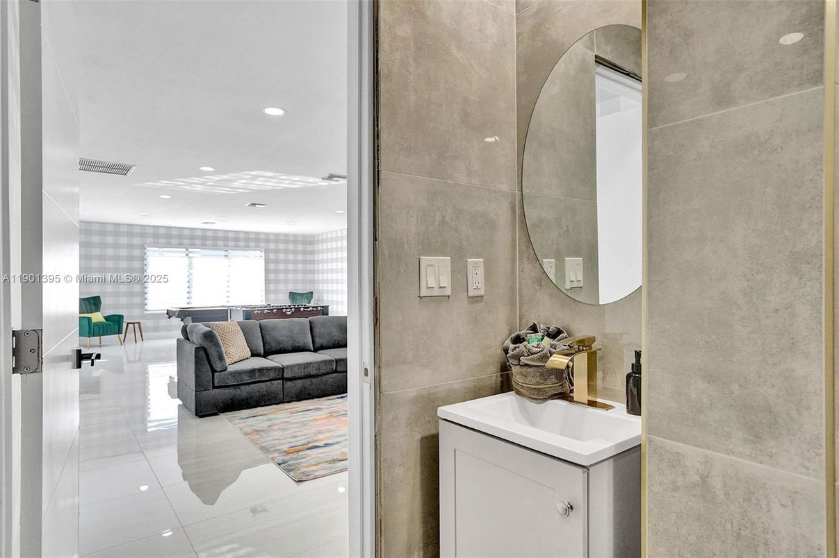 Bathroom, Interior, Recessed Lighting