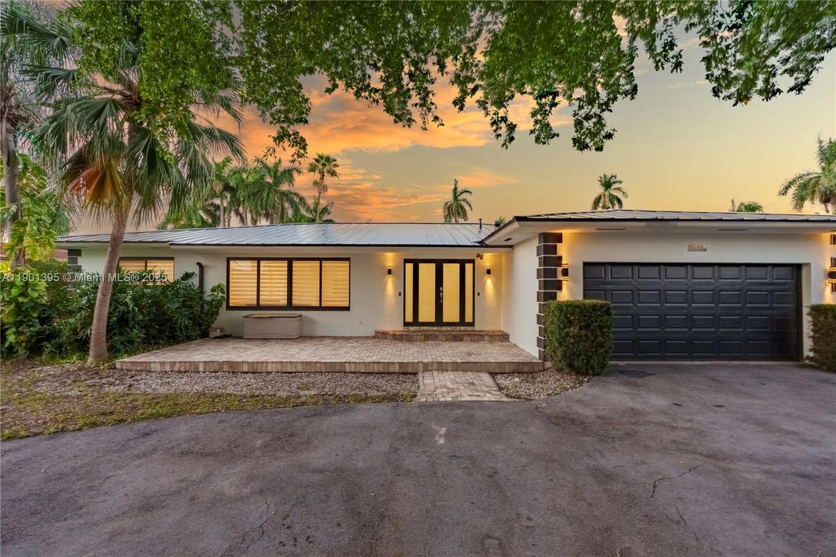 Attached, Exterior, Facade, Ranch