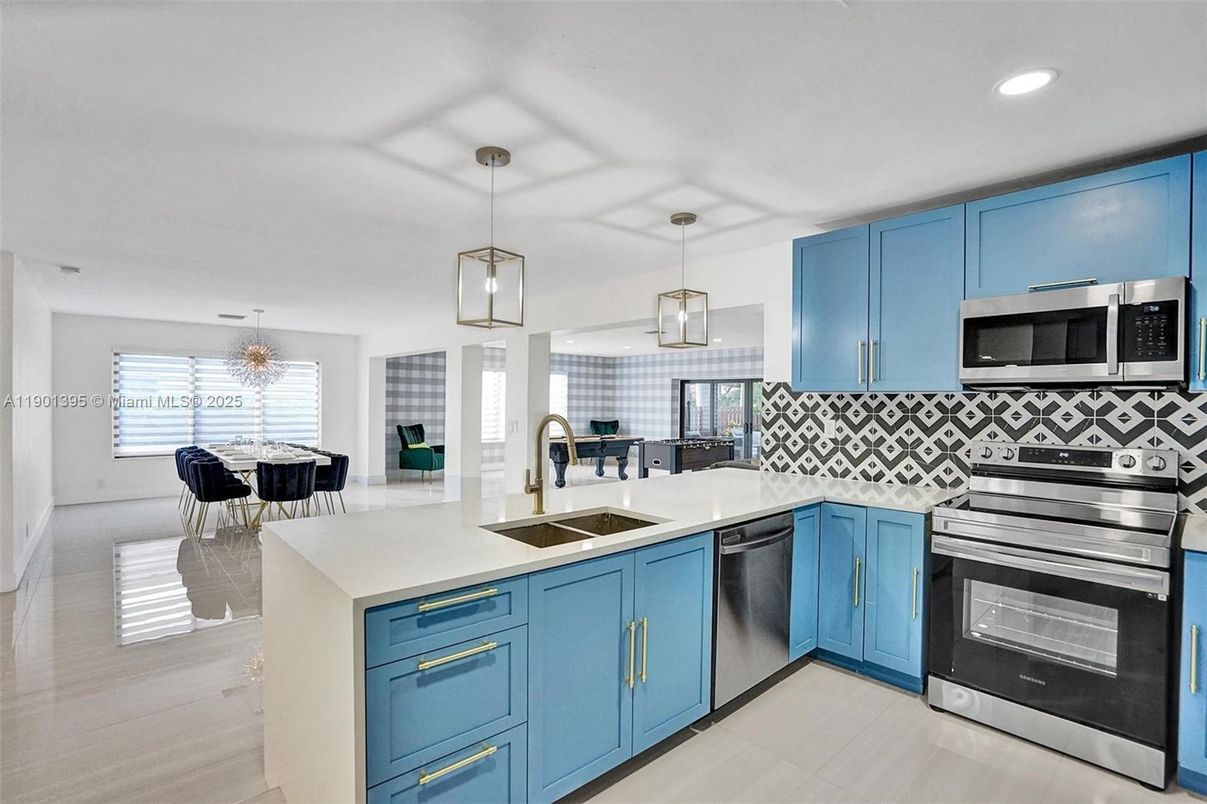 Dining room, Interior, Kitchen, Pendant Lights, Recessed Lighting, Stainless Steel Appliances