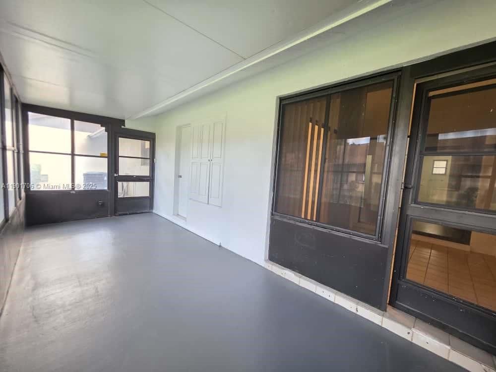 Empty room, Interior