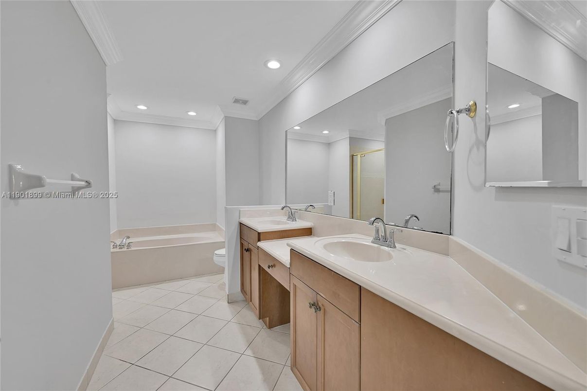 Bathroom, Dual Sink Vanities, Interior, Recessed Lighting