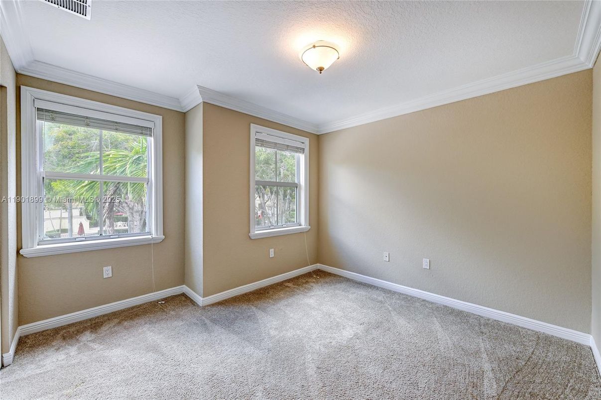 Empty room, Interior