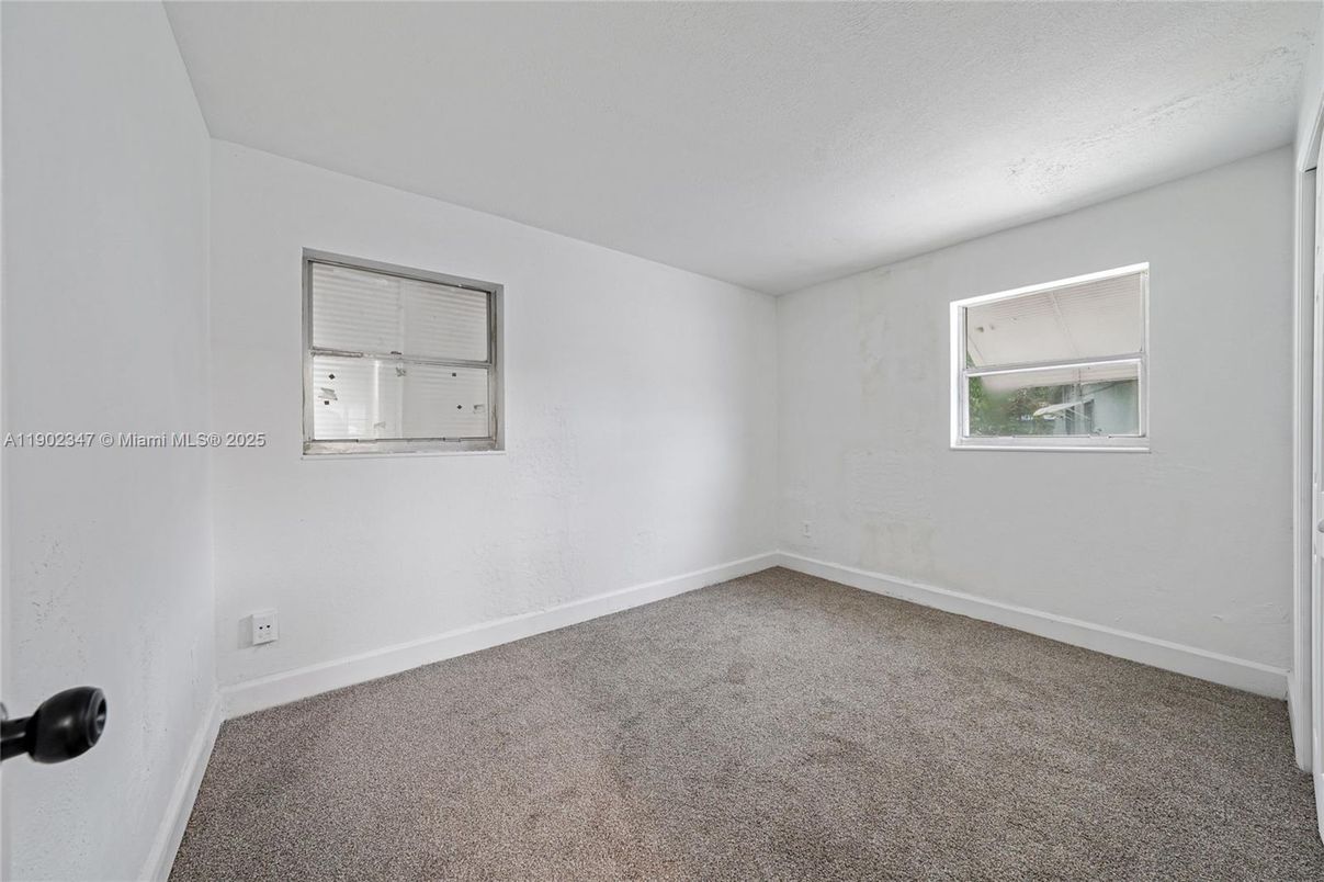 Empty room, Interior