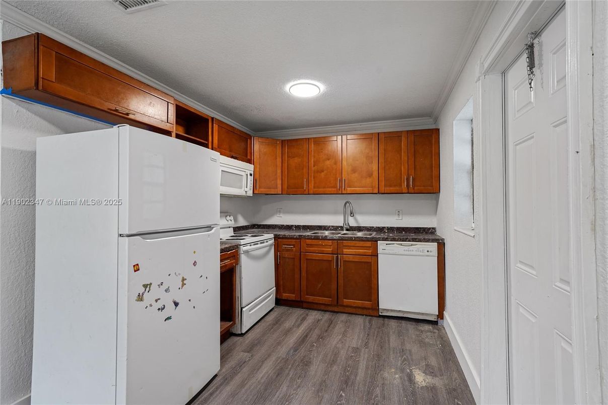 Interior, Kitchen, Recessed Lighting, Wood Texture Flooring